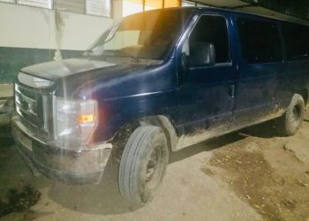 Hallan a 22 guatemaltecos hacinados en panel que fue abandonada