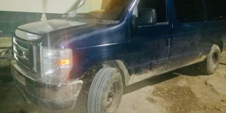 Hallan a 22 guatemaltecos hacinados en panel que fue abandonada