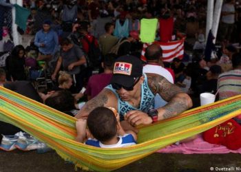 Hallan a 225 migrantes dentro de bodega en Estado de México