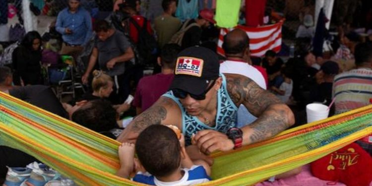 Hallan a 225 migrantes dentro de bodega en Estado de México