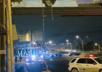 Hallan a un hombre decapitado colgado de un puente peatonal en Ecuador
