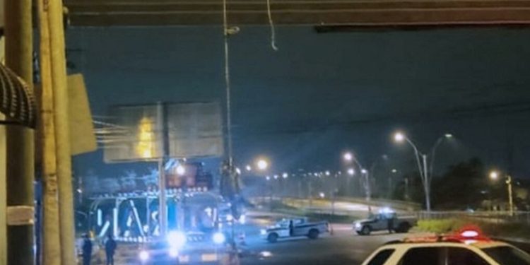 Hallan a un hombre decapitado colgado de un puente peatonal en Ecuador