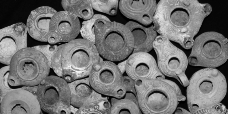 Hallan cráneos humanos y objetos de rituales nigromantes en una cueva cercana a Jerusalén