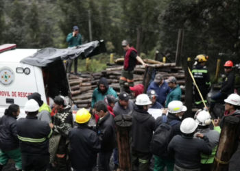 Hallan cuerpos de 10 mineros atrapados en Colombia: total de muertos es de 21