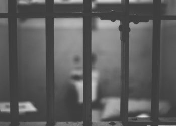 Hallan muerto en su celda al abusador de una niña de 3 años