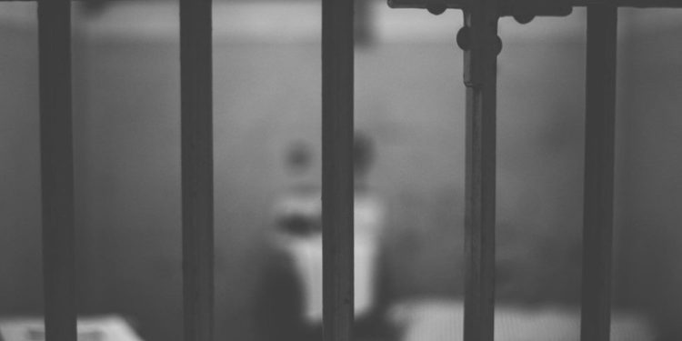 Hallan muerto en su celda al abusador de una niña de 3 años