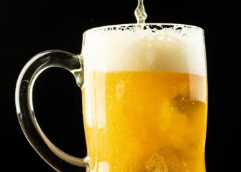 Hallan por qué beber poco alcohol mejoraría salud cardiaca
