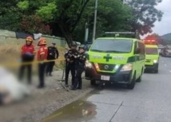 Hallan tres cuerpos envueltos en sábanas a la orilla de la Ruta al Atlántico