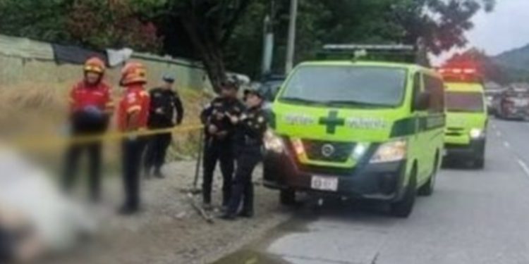 Hallan tres cuerpos envueltos en sábanas a la orilla de la Ruta al Atlántico