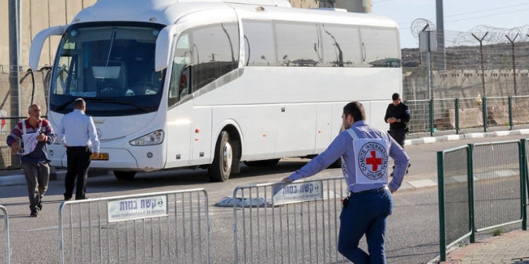 Hamás libera al primer grupo de rehenes israelíes