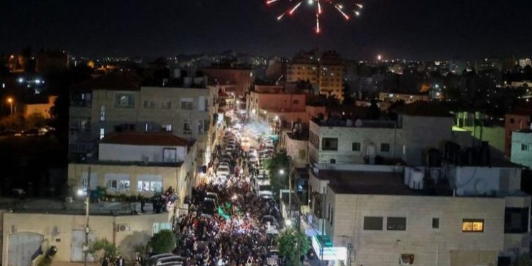 Hamás Suelta a 17, Incluyendo 14 Ciudadanos Israelíes, en Tercer Día de Tregua