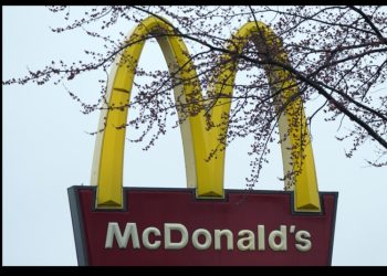 Hamburguesas de McDonald's dejan más de un centenar de contagiados con E.Coli en EE.UU.