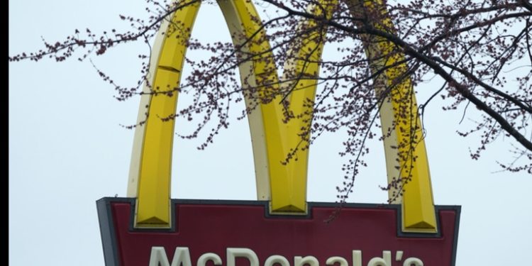 Hamburguesas de McDonald's dejan más de un centenar de contagiados con E.Coli en EE.UU.