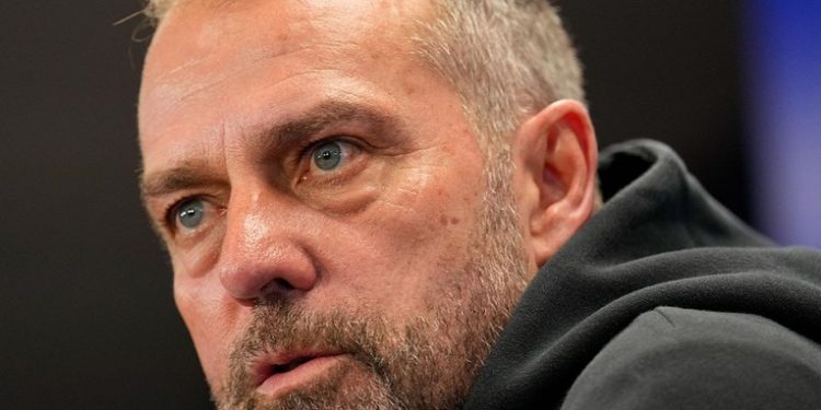 Hansi Flick, sobre el debate en la portería del Barcelona: 'Ahora mismo Szczesny es el número 1'