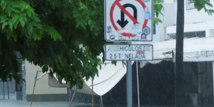 Helene se convierte en huracán y avanza hacia Florida.