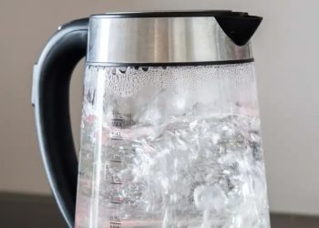 Hervir el agua del grifo ayuda a reducir los microplásticos