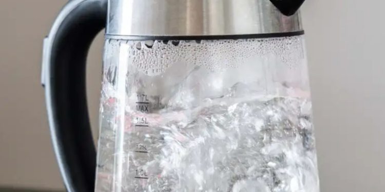 Hervir el agua del grifo ayuda a reducir los microplásticos