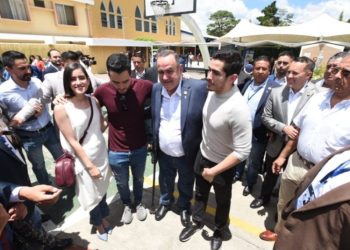 Hijo de ex presidente Giammattei retenido en aeropuerto de Miami por autoridades migratorias.