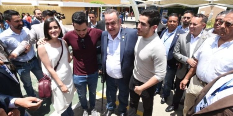 Hijo de ex presidente Giammattei retenido en aeropuerto de Miami por autoridades migratorias.