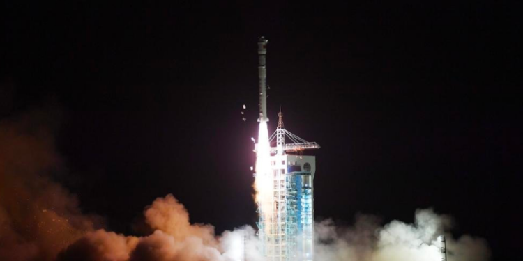 Ð¡hina lanza con éxito el satélite Tianhui-4 para realizar experimentos cientí­ficos y recopilar información geológica.