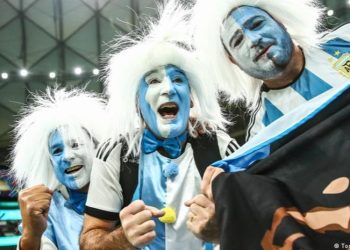 Hinchas argentinos protestan por reventa de entradas para la final de Qatar
