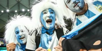 Hinchas argentinos protestan por reventa de entradas para la final de Qatar
