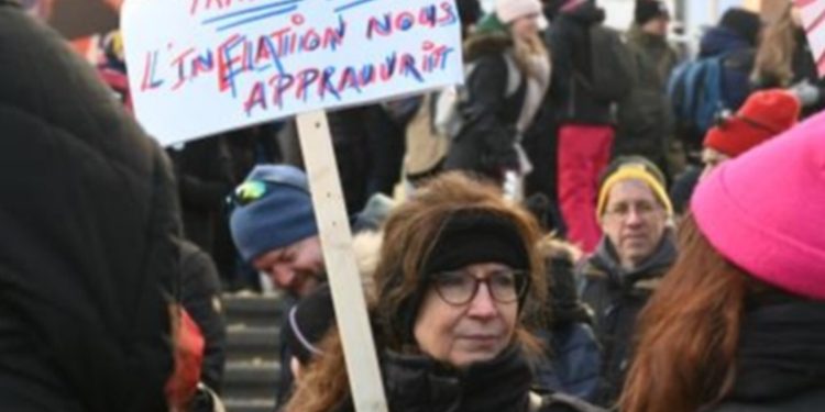 Histórica huelga de funcionarios públicos en Quebec exige mejoras salariales y condiciones laborales