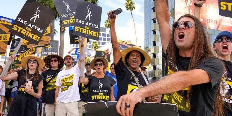 Hollywood rompe negociaciones con actores en huelga que denuncian tácticas de intimidación