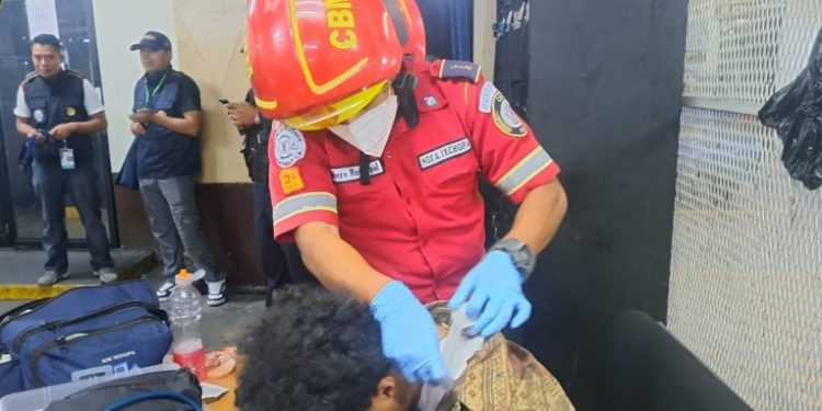 Hombre de 22 años es atendido en Torre de Tribunales por herida de bala en el cuello