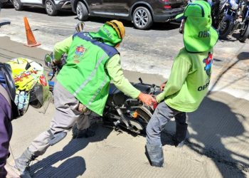 Hombre en moto arruina obra de cemento fresco