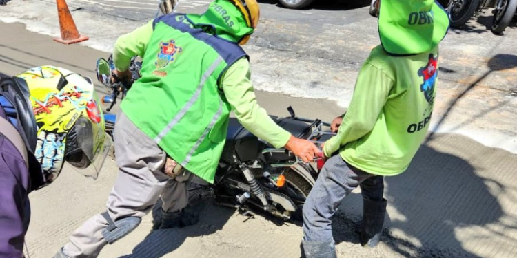 Hombre en moto arruina obra de cemento fresco