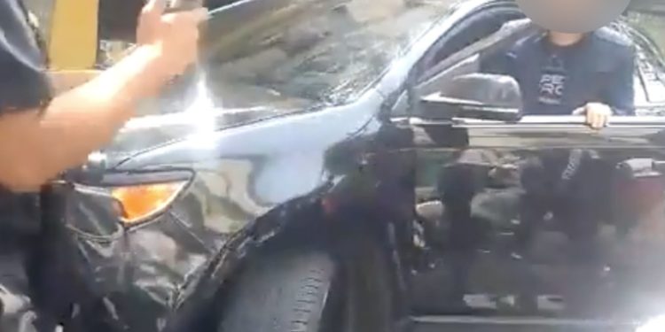 Hombre enfurecido arremete contra manifestantes de la marcha 8M