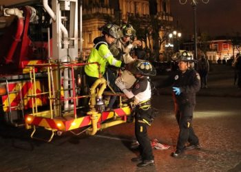 hombre intenta lanzarse desde el Palacio Nacional