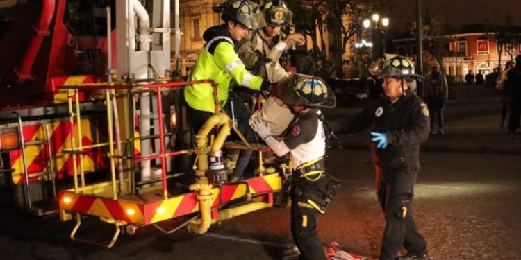 Hombre intenta lanzarse desde el Palacio Nacional y es rescatado por bomberos