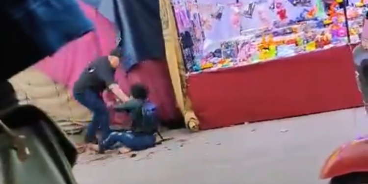 Hombre que agredía a una mujer y una niña asesina a transeúnte que intento defenderlas