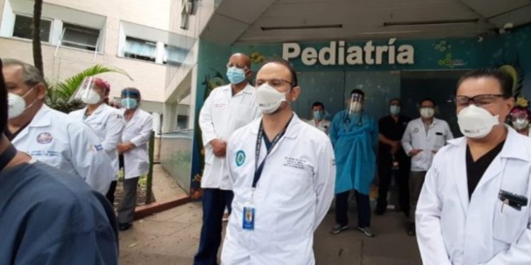 Homenaje es realizado a profesionales de salud