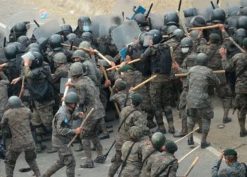 Hondureños son retrocedidos por policí­a utilizando gas lacrimógeno