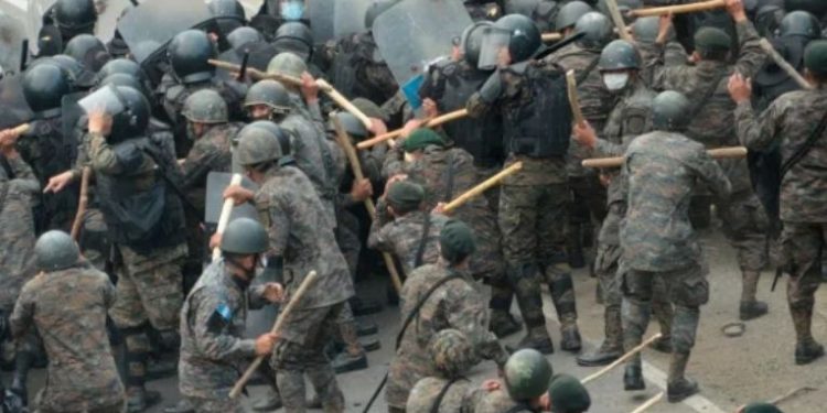 Hondureños son retrocedidos por policí­a utilizando gas lacrimógeno