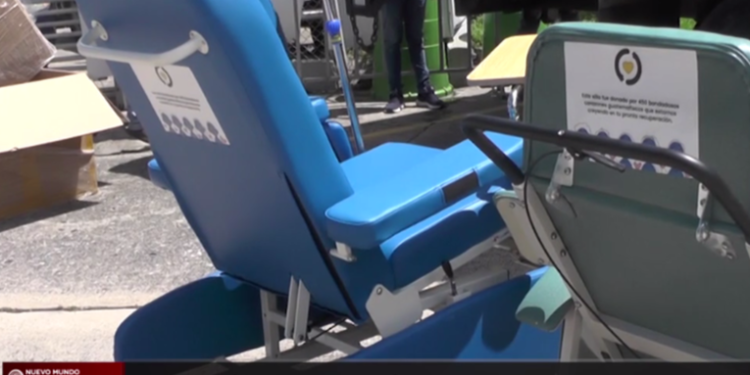 Hospital Parque de la Industria recibe donación de sillas para sus pacientes