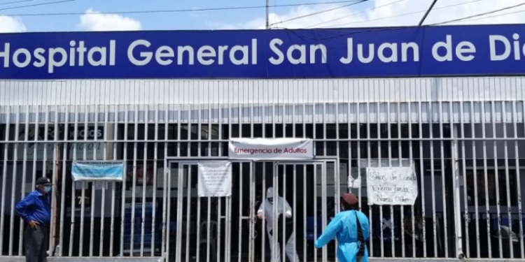 Hospital San Juan de Dios colapsa debido a brote de Covid-19 y recomiendan asistir a otros centros hospitalarios