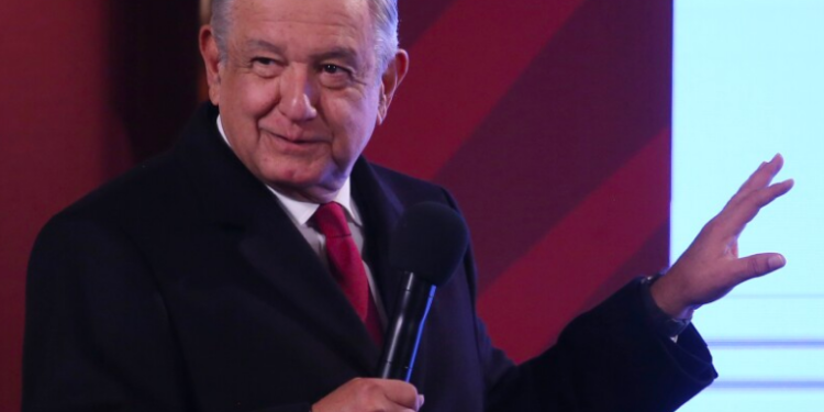 Hospitalizan a López Obrador para una revisión médica de rutina.