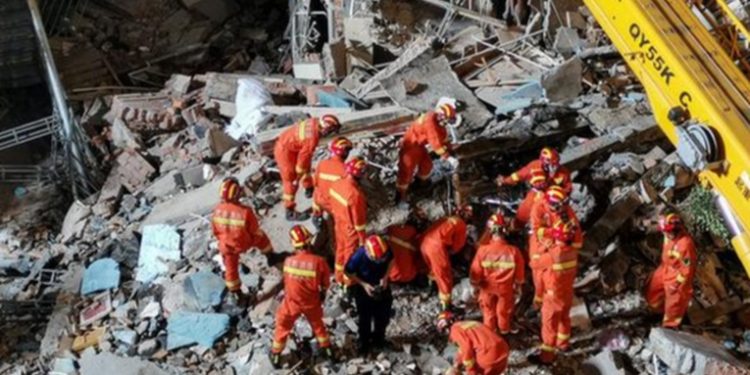 Hotel en China se desploma y se reportan al menos 8 muertos