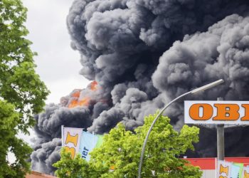 Humo tóxico tras un incendio en una fábrica en Berlín