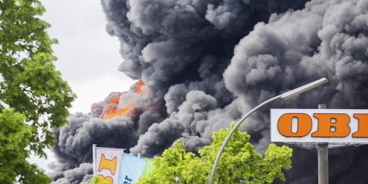 Humo tóxico tras un incendio en una fábrica en Berlín