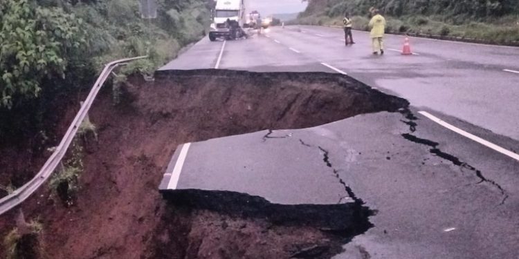 Hundimiento en la ruta al Pacífico cierra totalmente el paso hacia Ciudad de Guatemala