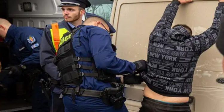 Hungría sacó de prisión a 2.021 traficantes de migrantes