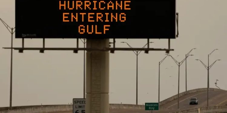Huracán Beryl entra en Texas: lluvias, marejadas y apagones
