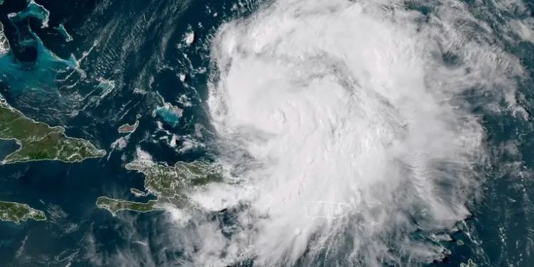 Huracán Ernesto cobra fuerza rumbo a las Bermudas