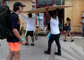 Huracán Grace toca tierra en Caribe mexicano y desata fuertes lluvias