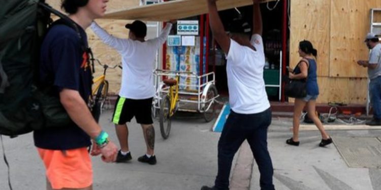 Huracán Grace toca tierra en Caribe mexicano y desata fuertes lluvias